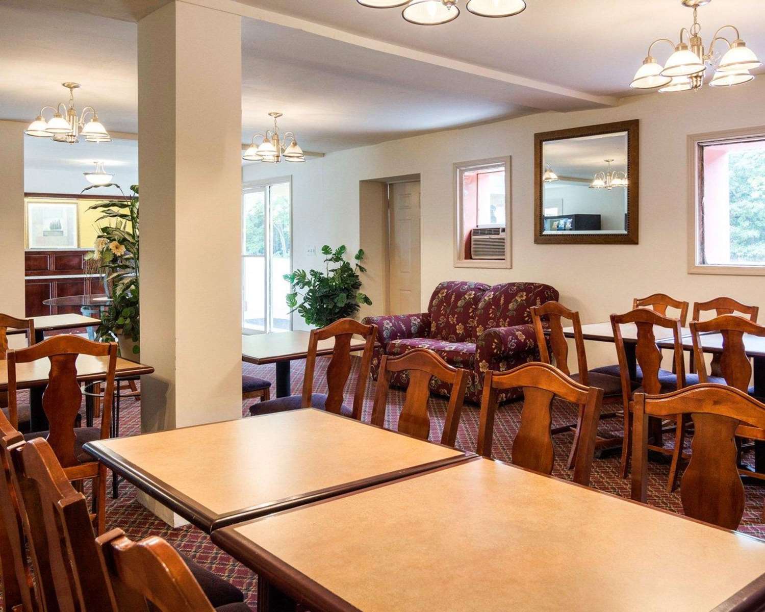 Econo Lodge Petersburg - Fort Lee 9/10
