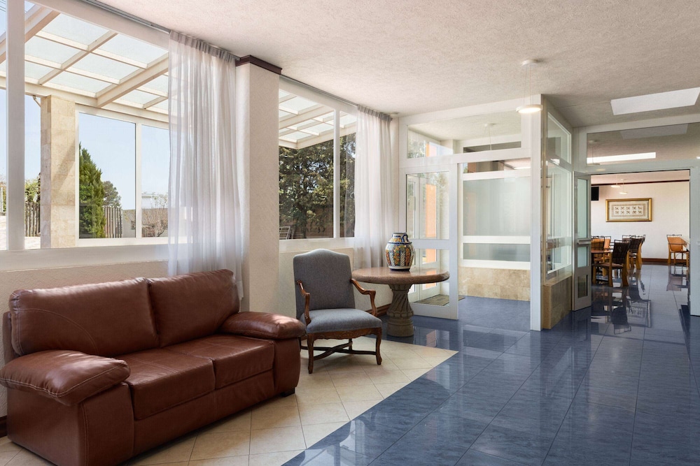 Howard Johnson by Wyndham Toluca 34/49