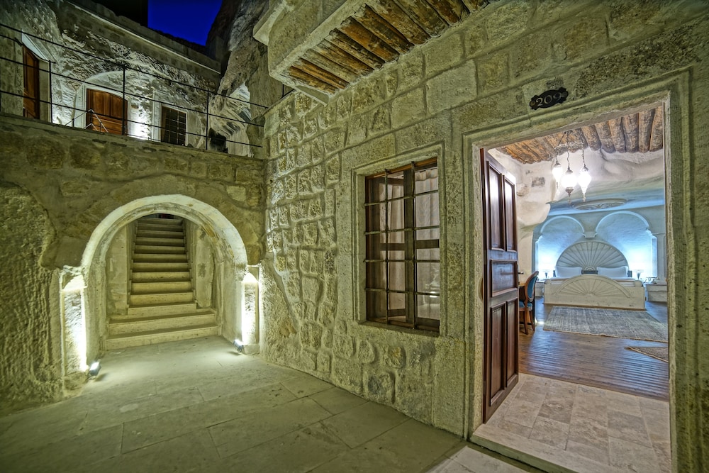 Taru Cave Suites 25/50