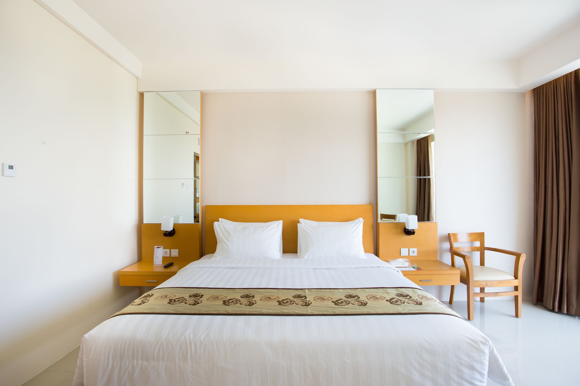 DELUXE, KING BED