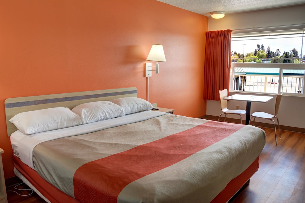 Motel6 Bend, OR 12/58