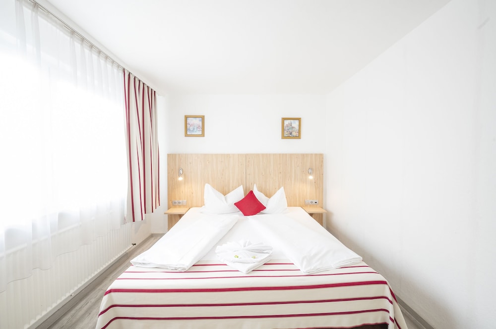 ROOM, DOUBLE BED
