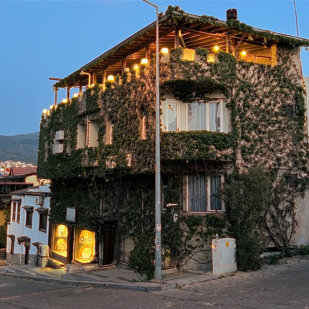 Bella Hotel 3/50
