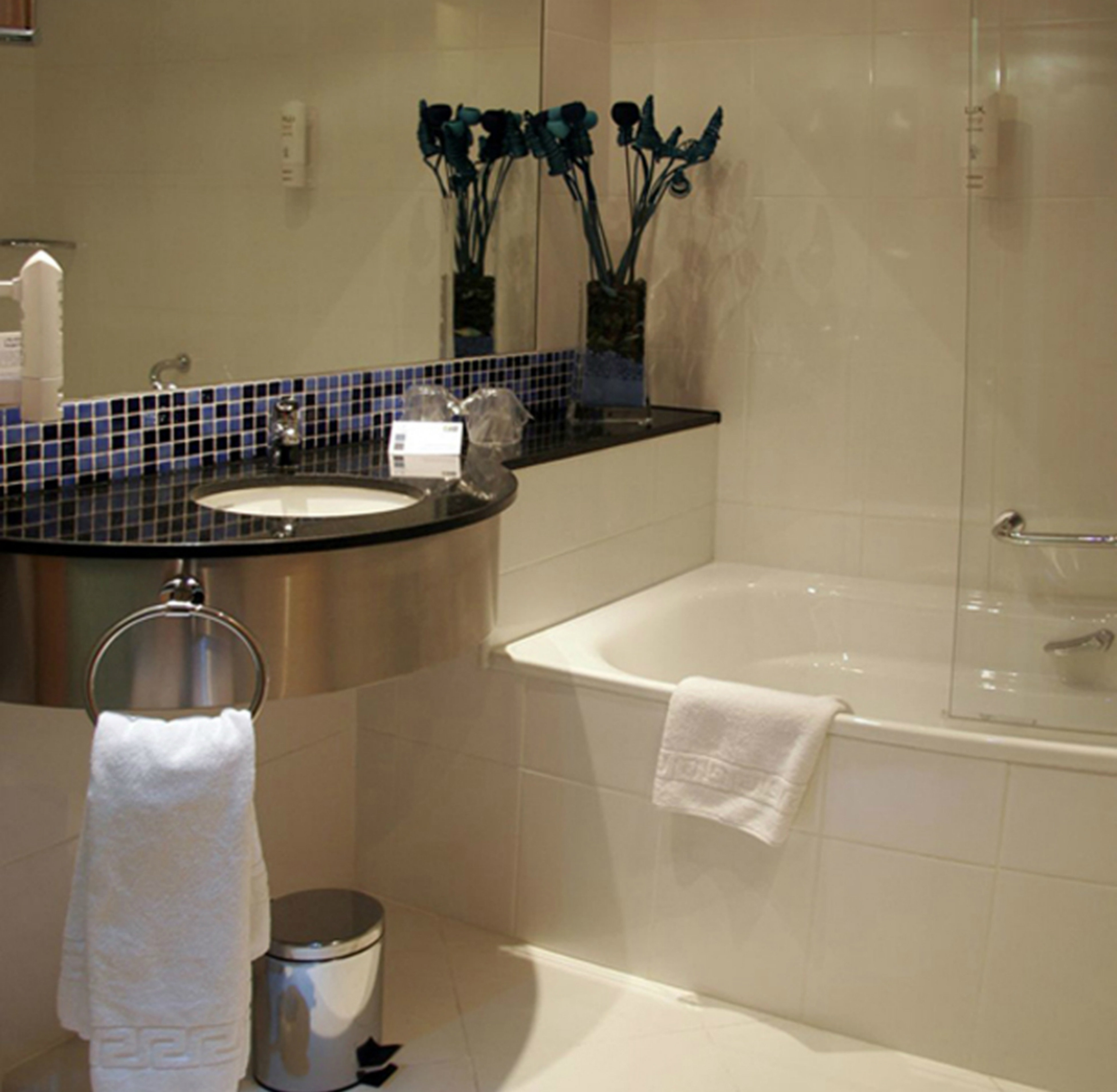 Room, Double Bed, Sofa, Holiday Inn Express Bilbao 3/3