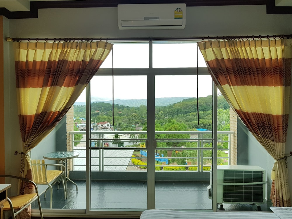 Breeze Hill Hotel 7/50