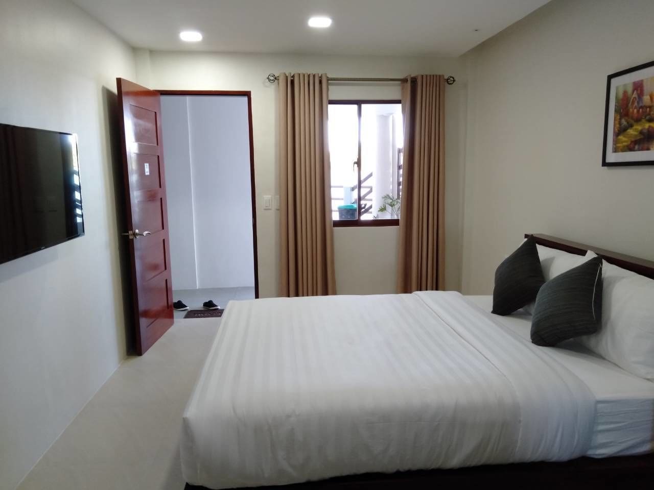 DELUXE, QUEEN BED