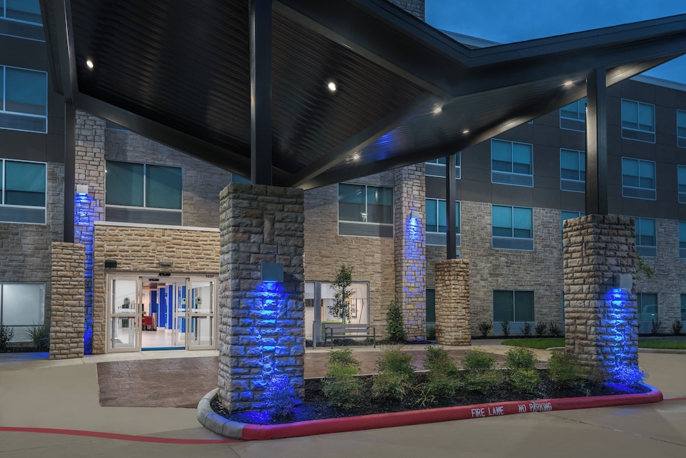 Holiday Inn Express & Suites Sugar Land SE - Missouri City 4/65