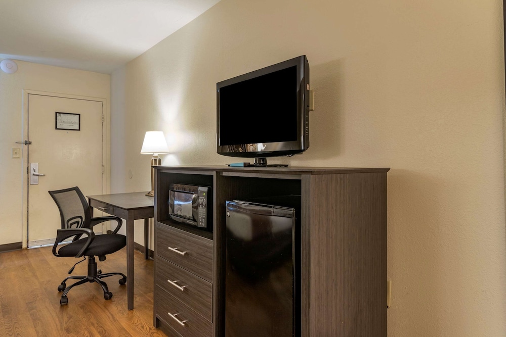 Quality Inn At Town Center 24/34
