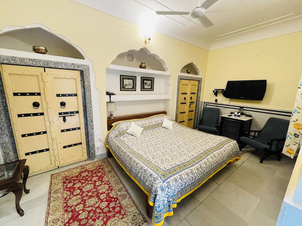 COURTYARD, DOUBLE BED