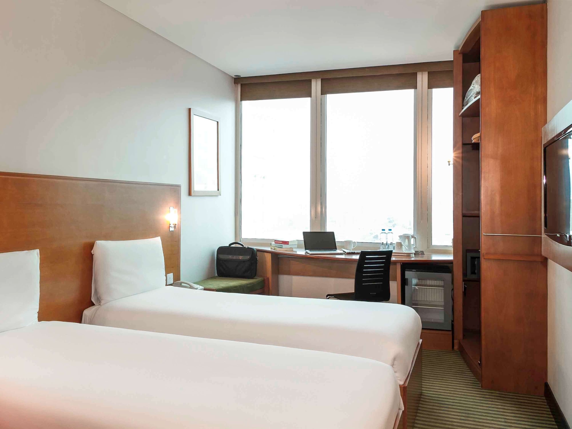ROOM, TWIN BEDS