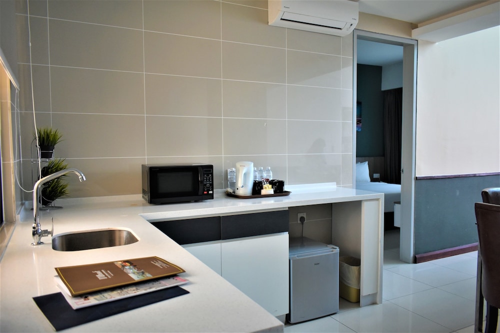 D Wharf Hotel And Serviced Residence 61/71