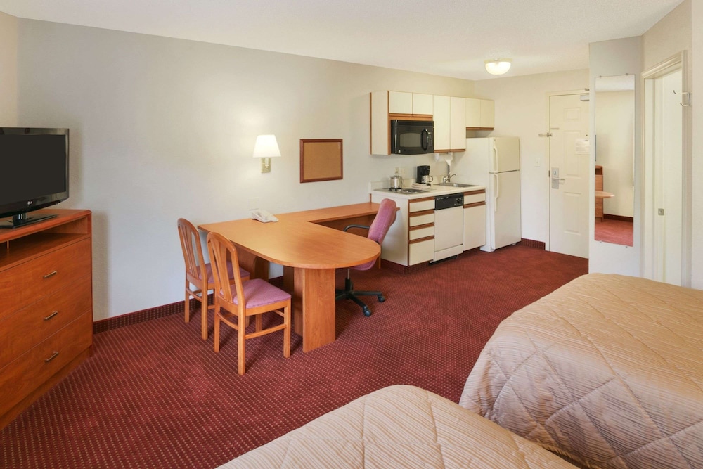 Days Inn & Suites by Wyndham Green Bay WI. 29/38