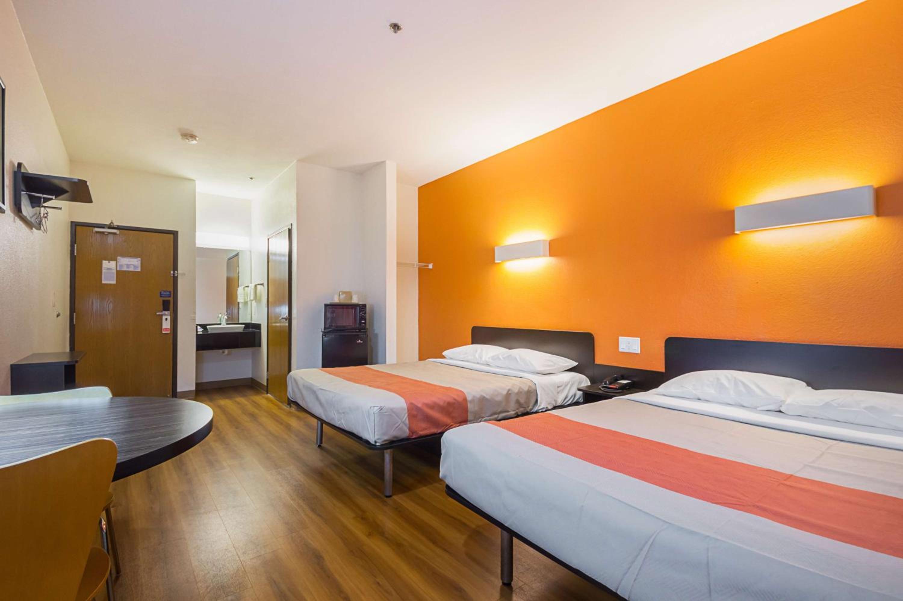 2 Queen Beds - ADA/RI Shower/Non-Smoking