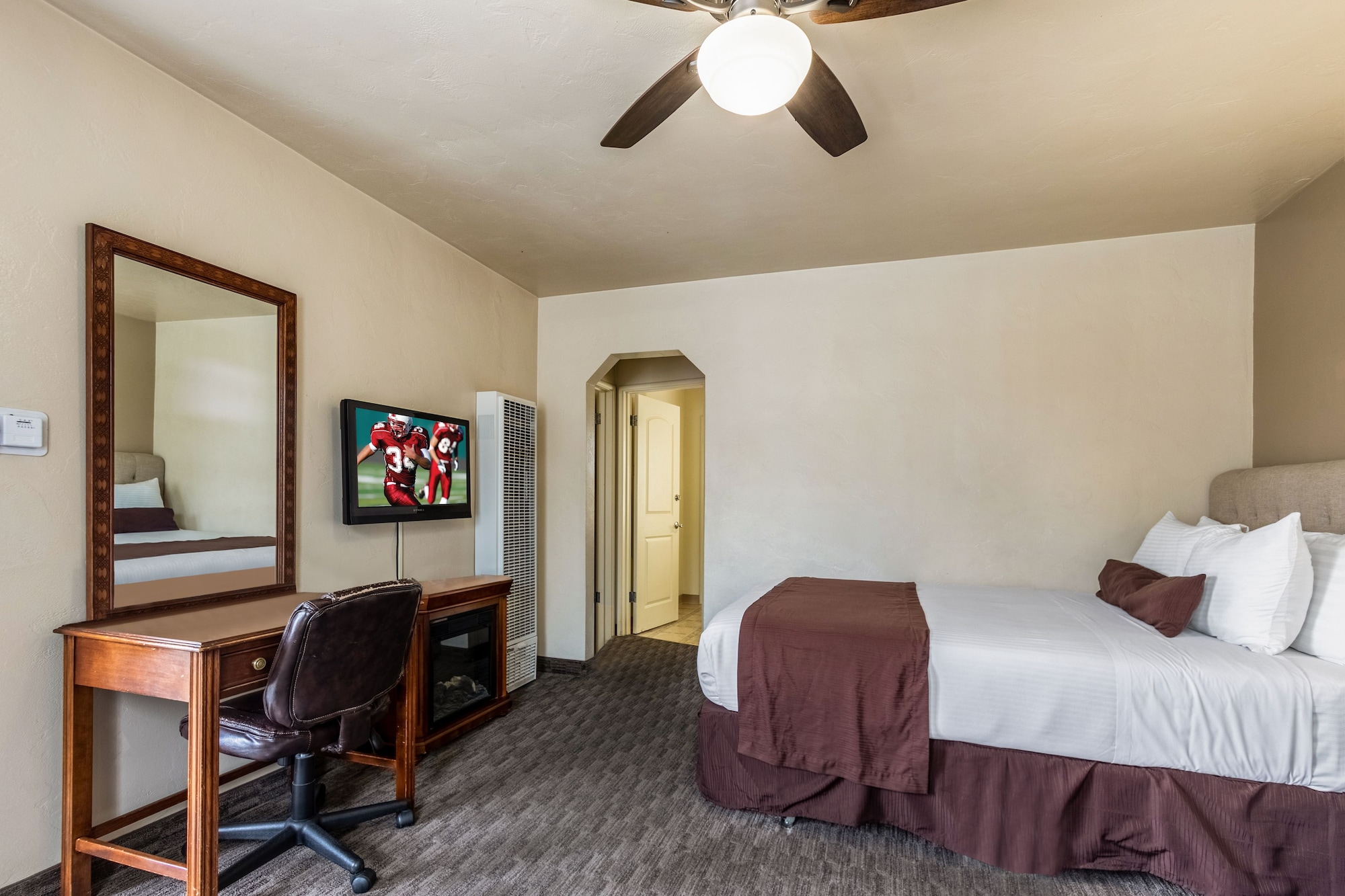 كوخ بسرير كينج وسرير كوين بغرفتي نوم بمطبخ، Lone Oak Lodge 3/10
