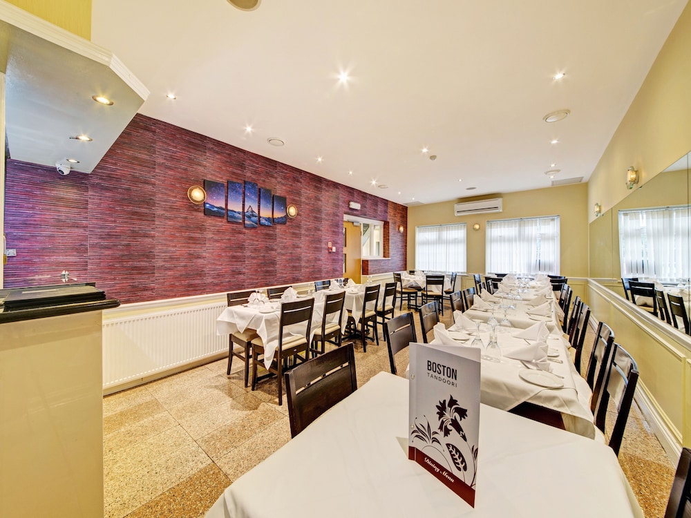 OYO Bostons Manor Hotel, Hanwell London 48/64