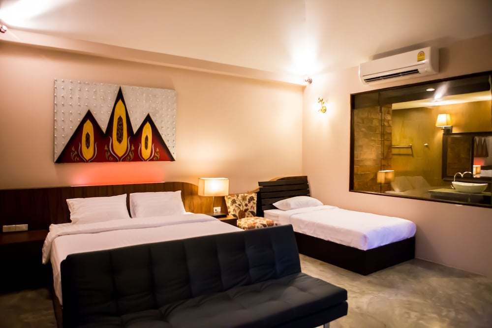SUPERIOR, TWIN BEDS, POOL VIEW