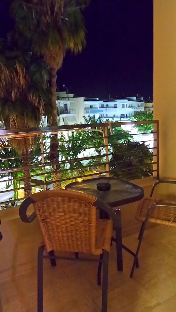 Saint Constantine Hotel 46/49