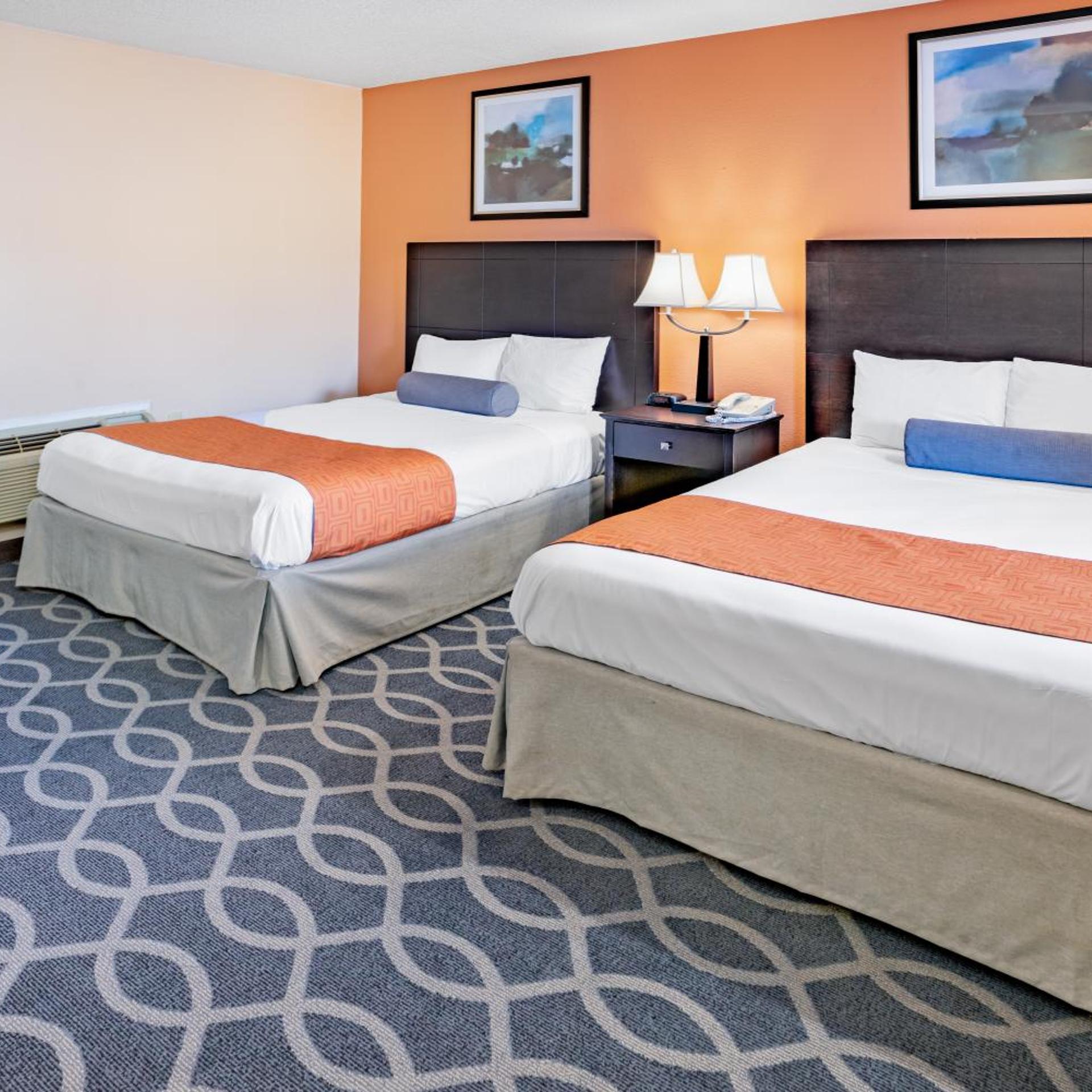 Room, 2 Queen Beds, Howard Johnson by Wyndham Lenox 2/7