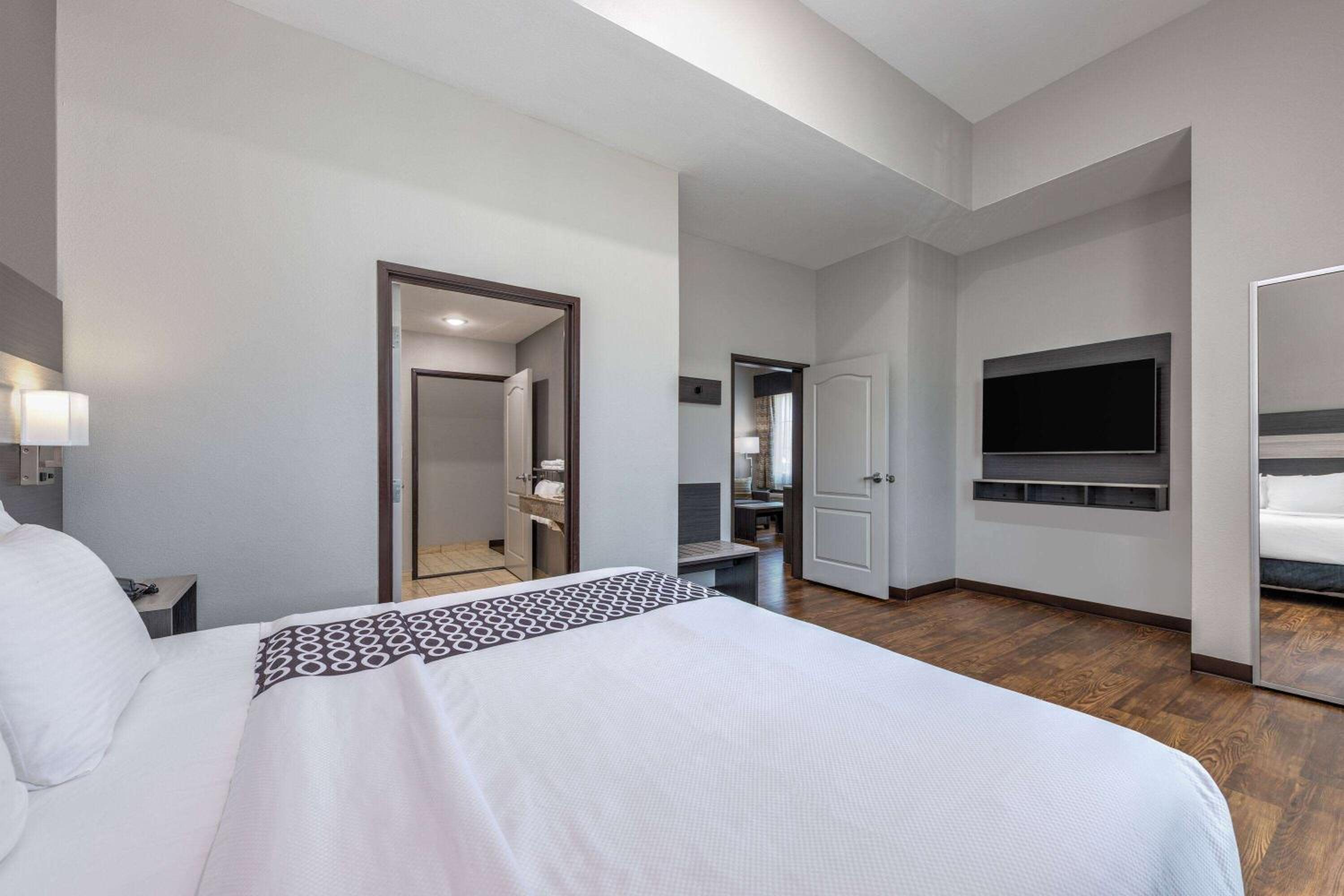 Family, Suite, King Bed, Bathtub, Accessible