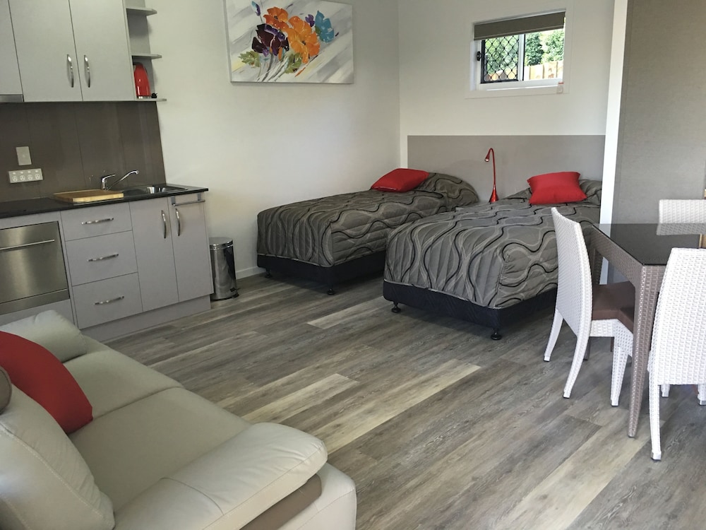 Athena Motel Apartments 12/46