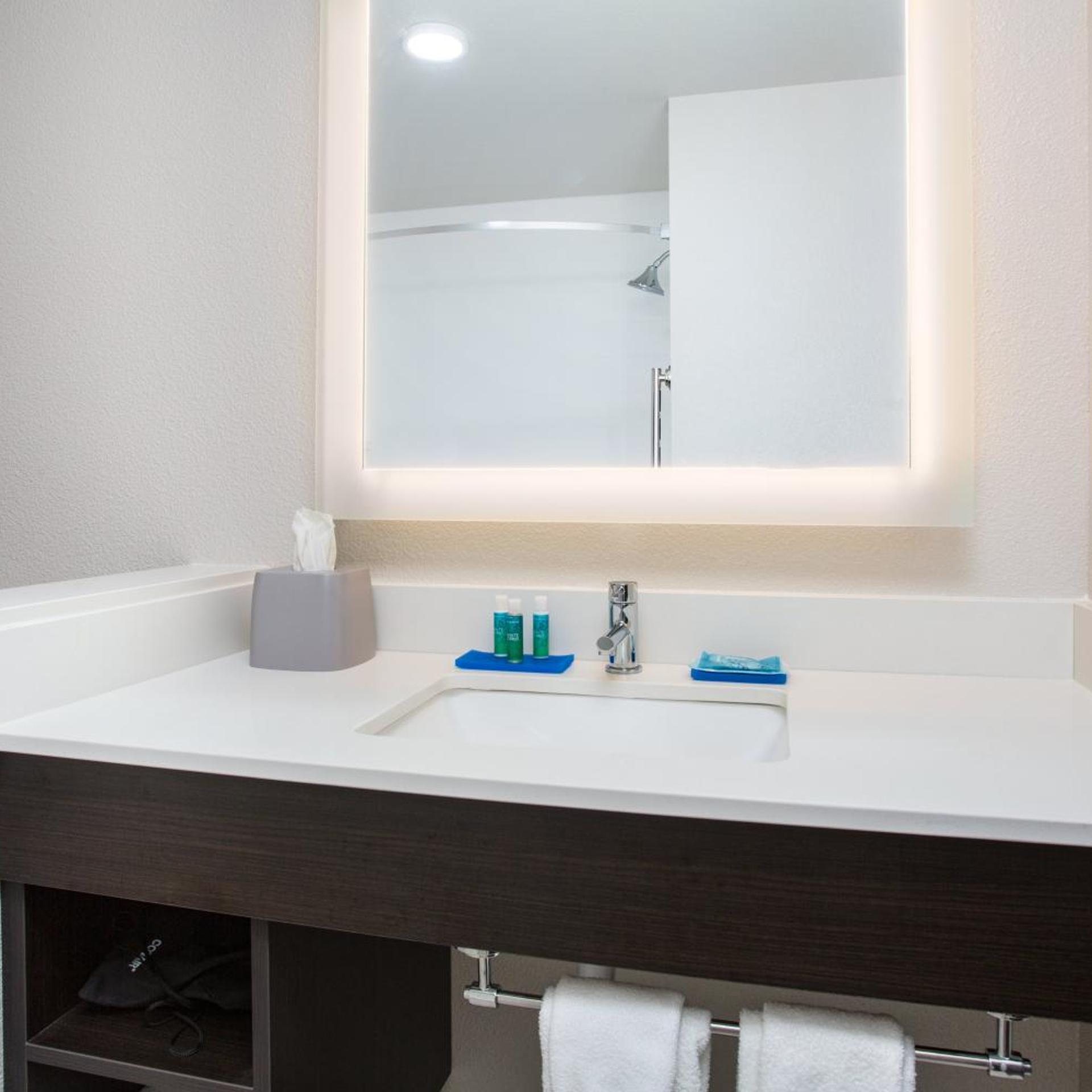 غرفة قياسية بسريرين كوين بحوض استحمام لذوي الإعاقة، HOLIDAY INN EXPRESS & SUITES RAPID CITY - RUSHMORE SOUTH 6/6