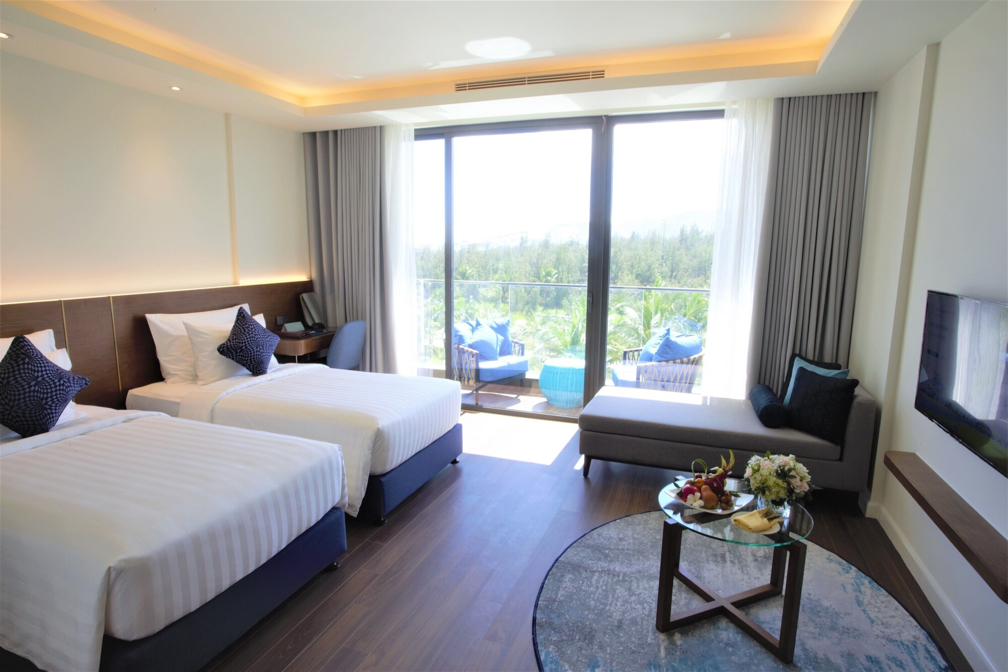 Deluxe, Twin Beds, Hill View