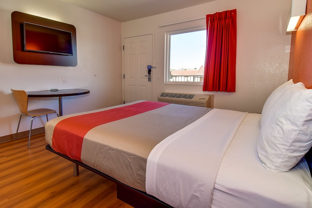 Motel6 Riverside, CA - UCR East 17/57