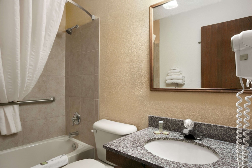غرفة بسرير كينج، Super 8 by Wyndham New Castle PA 4/5