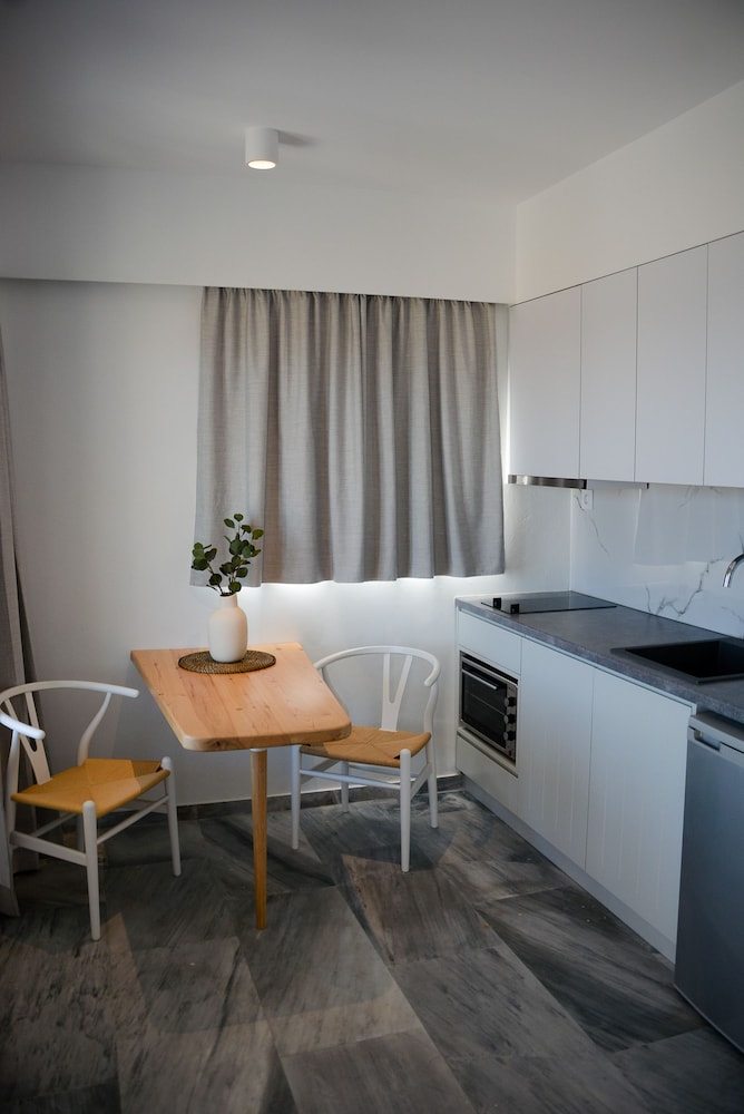 Pharos Apartments 33/38