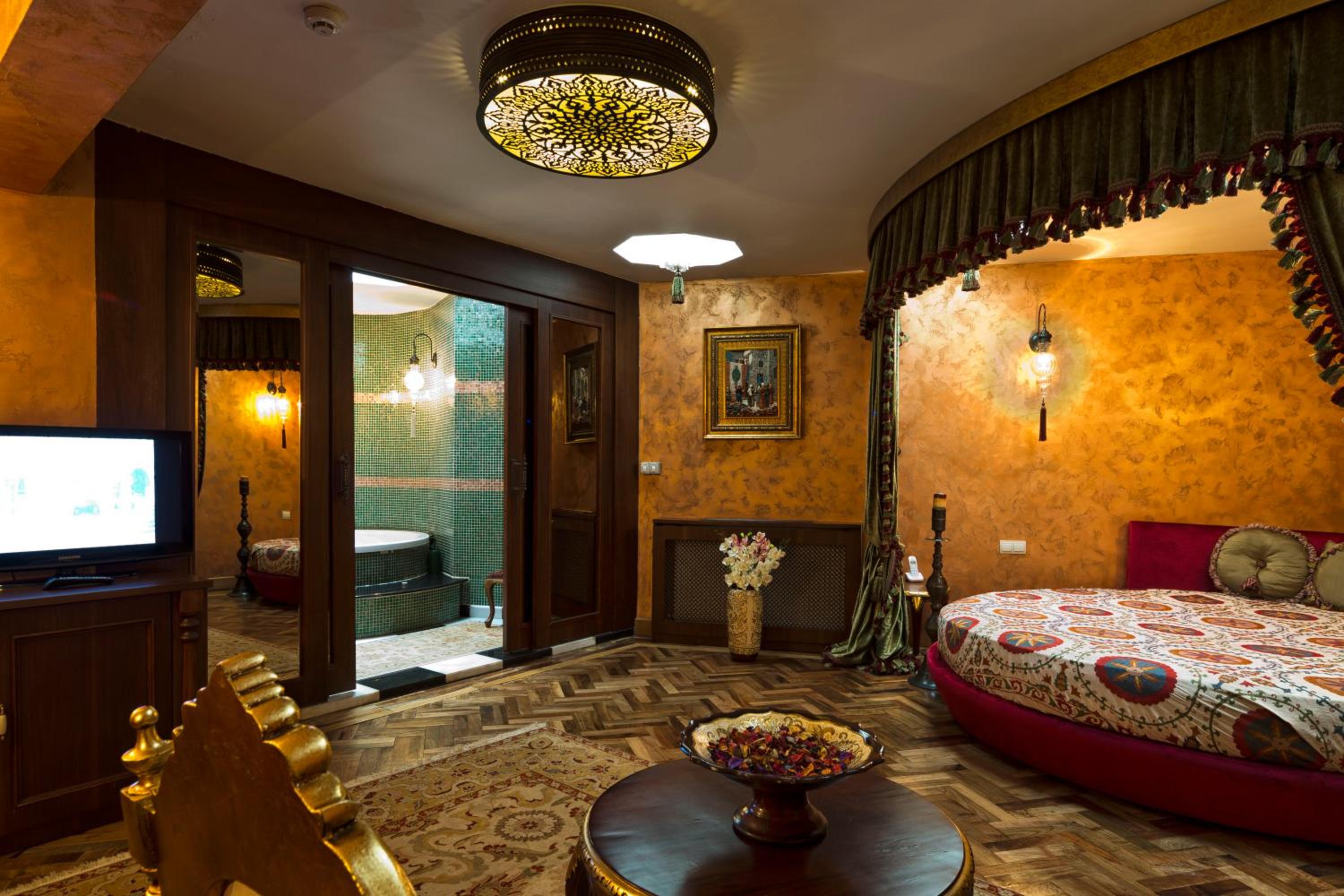 DELUXE, SUITE, HOT TUB