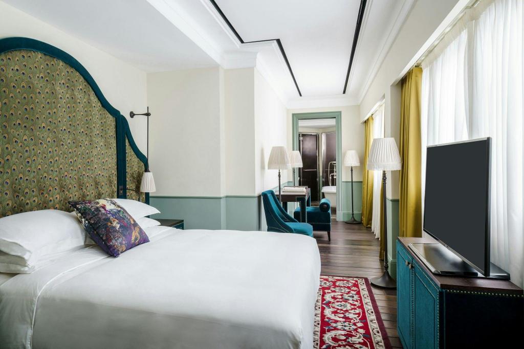Colonial, Guest Room, Deluxe, King Bed, Club Lounge Access