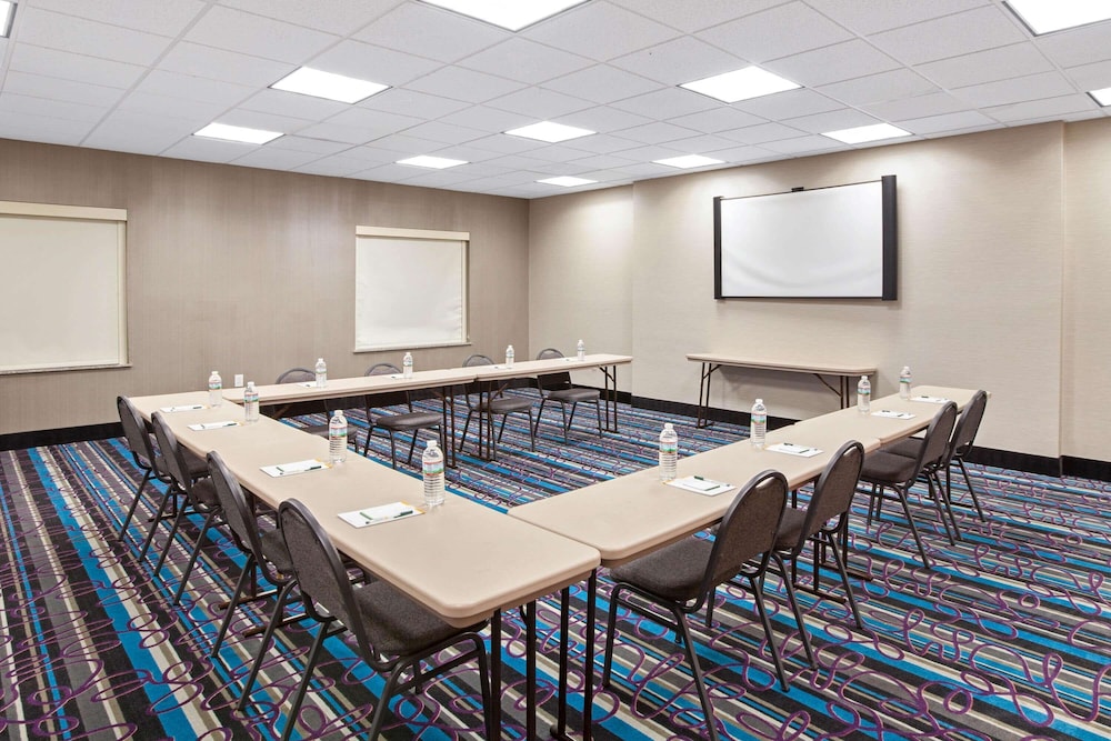 La Quinta Inn & Suites by Wyndham Pasadena North 25/30