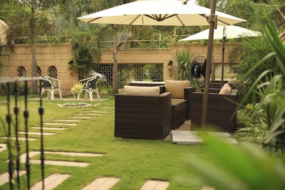 Bella Hotel 47/51