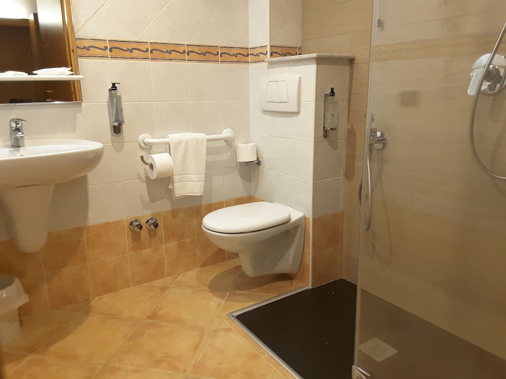 Everest Hotel 40/41