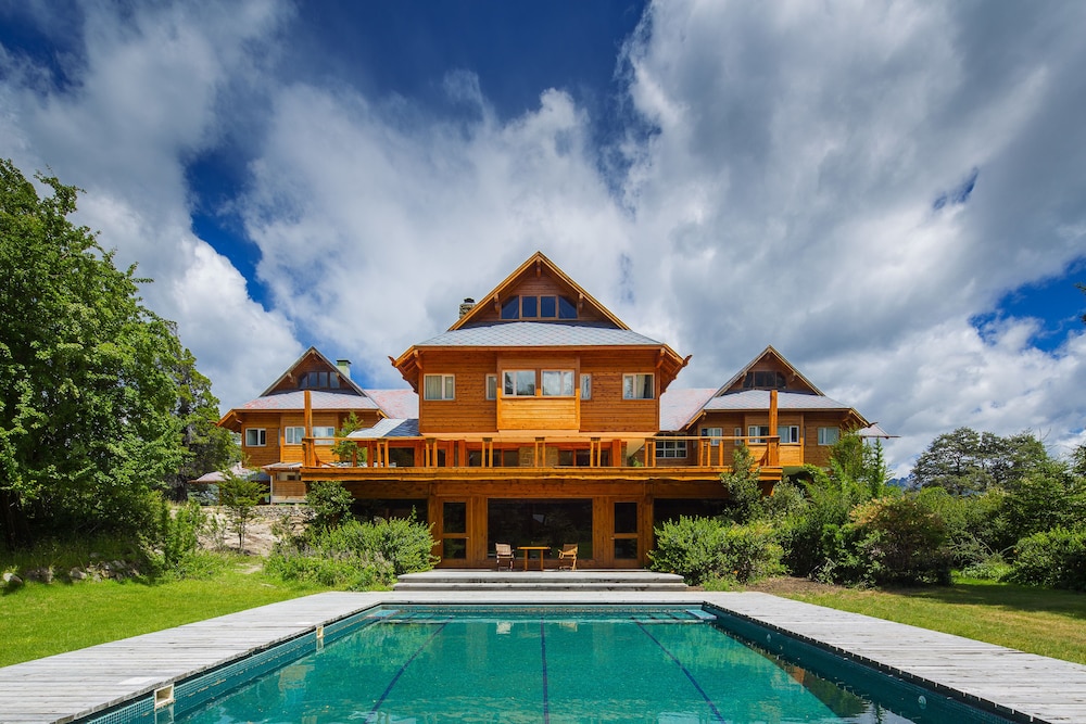 Isla Victoria Lodge 2/44