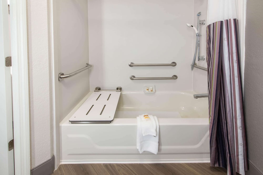 جناح بسرير كينج، La Quinta Inn & Suites by Wyndham Tampa Brandon Regency Park 2/3