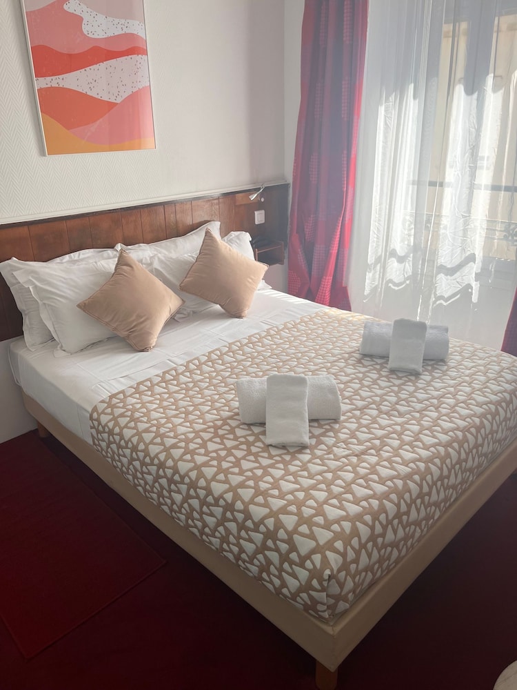 ROOM, DOUBLE BED