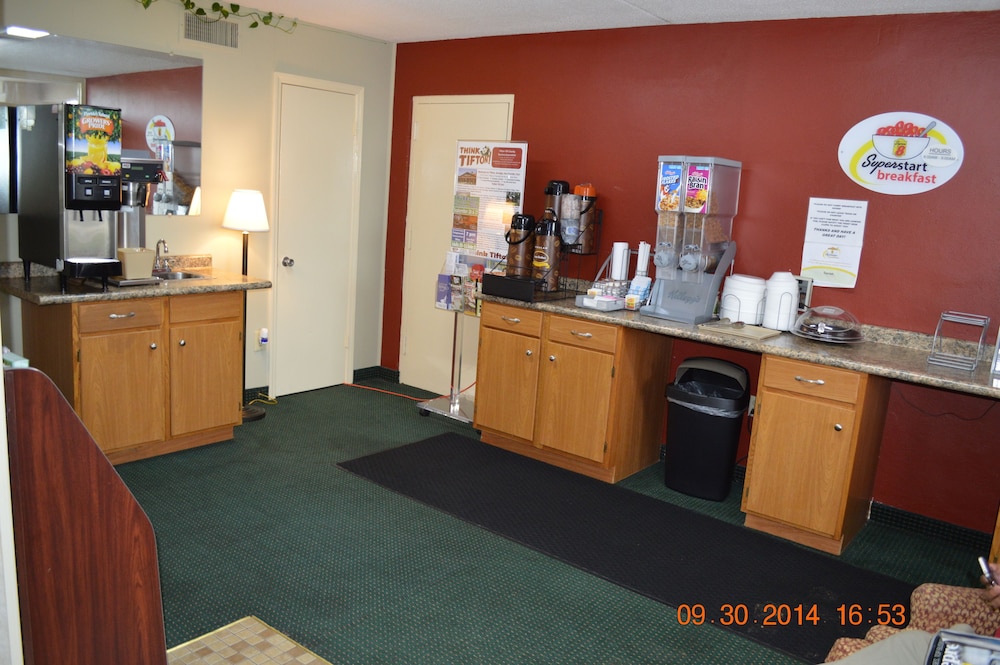 Super 8 by Wyndham Tifton 42/54