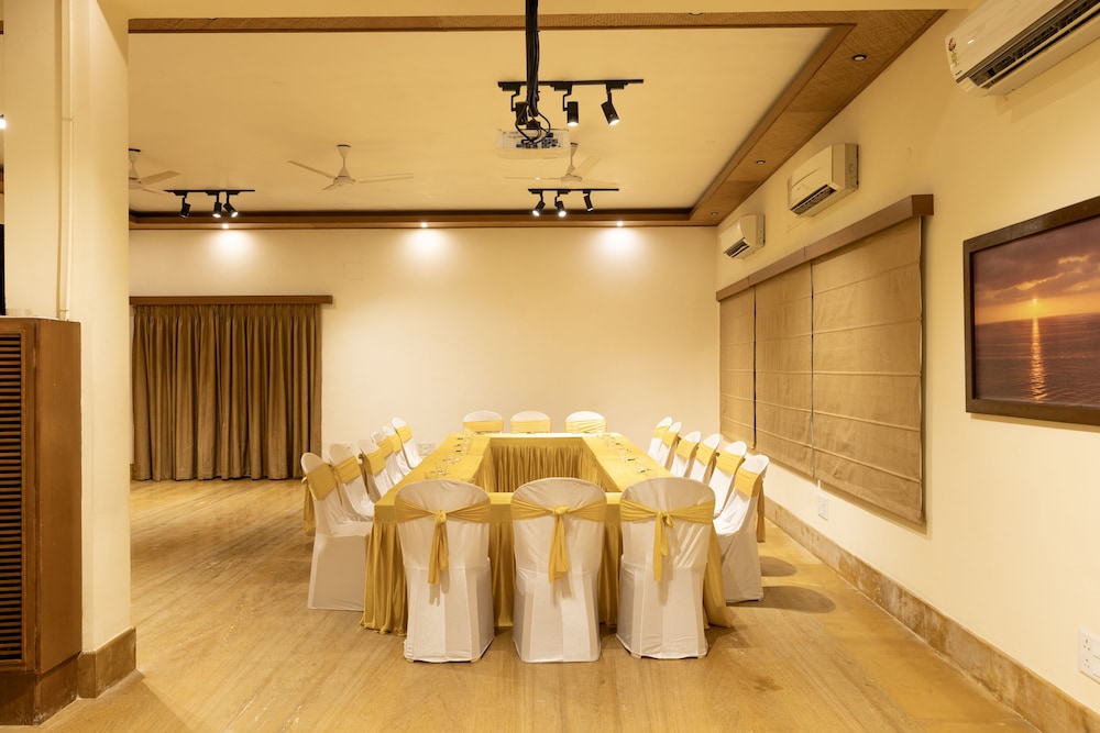 Hanu Reddy Residences Poes Garden 38/57