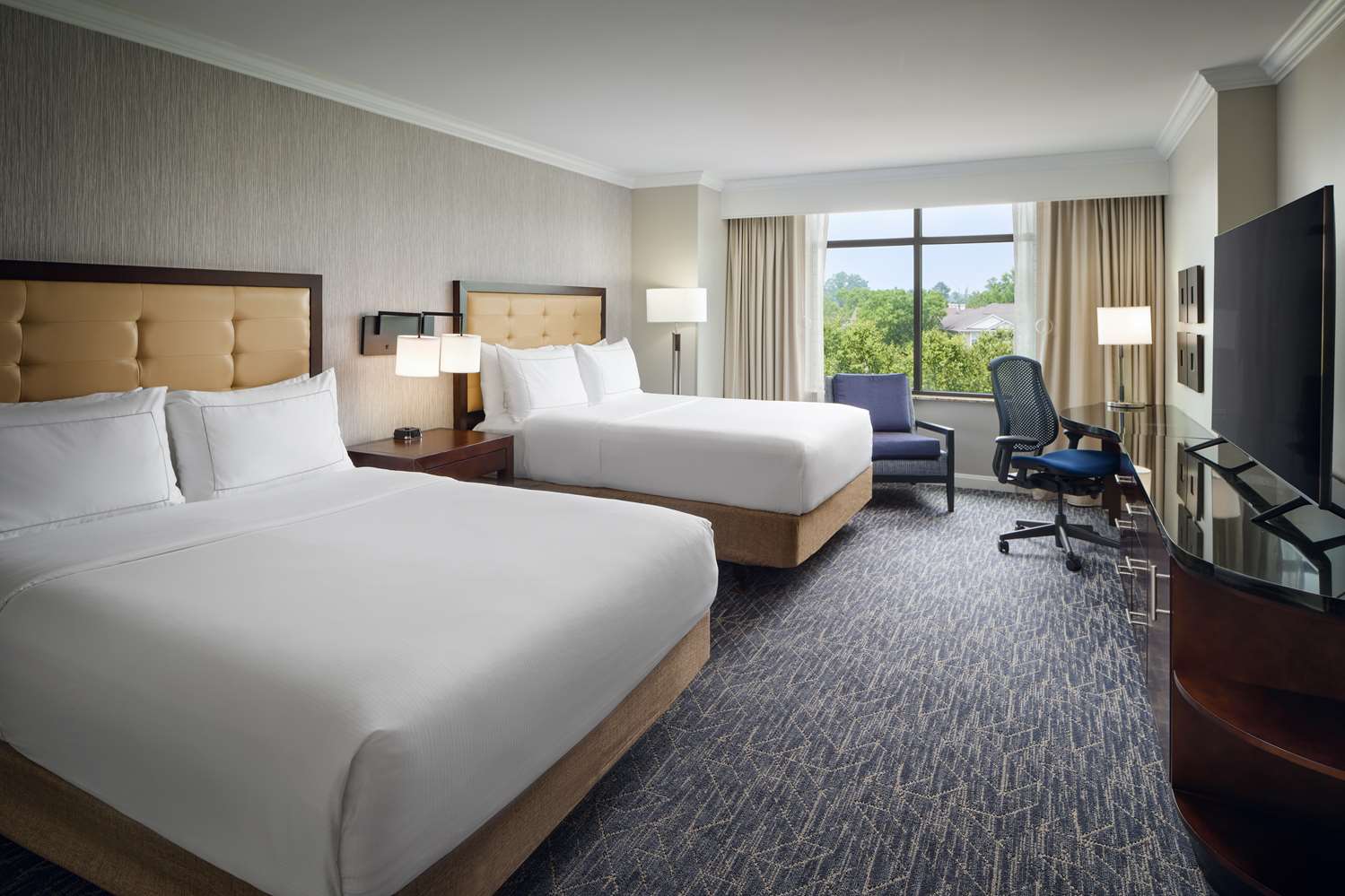 غرفة بسريرين كوين بحوض استحمام لذوي الإعاقة، Hilton Richmond Hotel & Spa/Short Pump 2/2