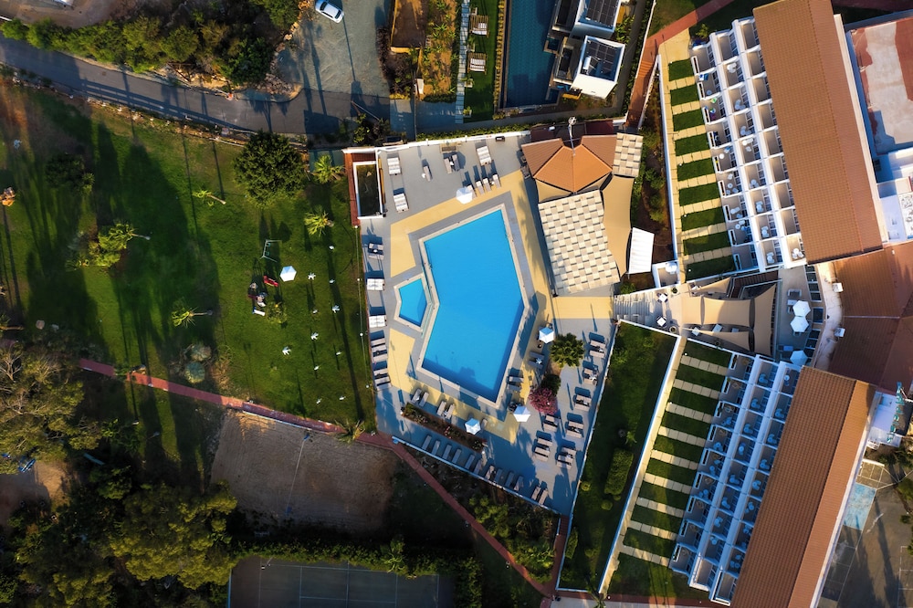 Adelais Bay Hotel 40/50
