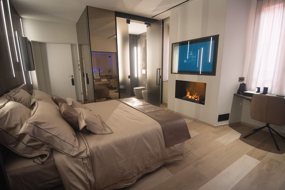Tritone Luxury Suites 16/30
