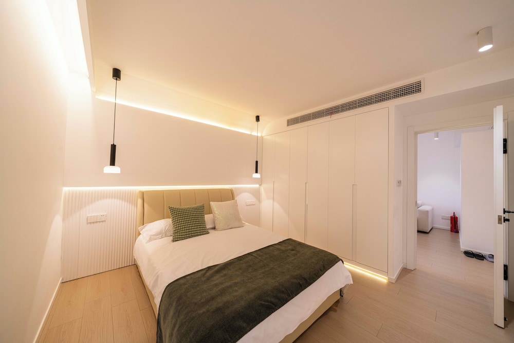 Senior, Apartment, 1 Queen and 1 Double Bed، Book and Bed-People's Square 4/10