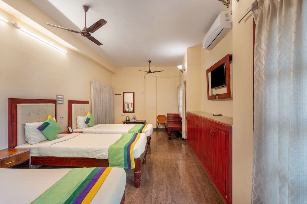 غرفة بريميوم بسرير كينج، Treebo Grace Inn 3/4
