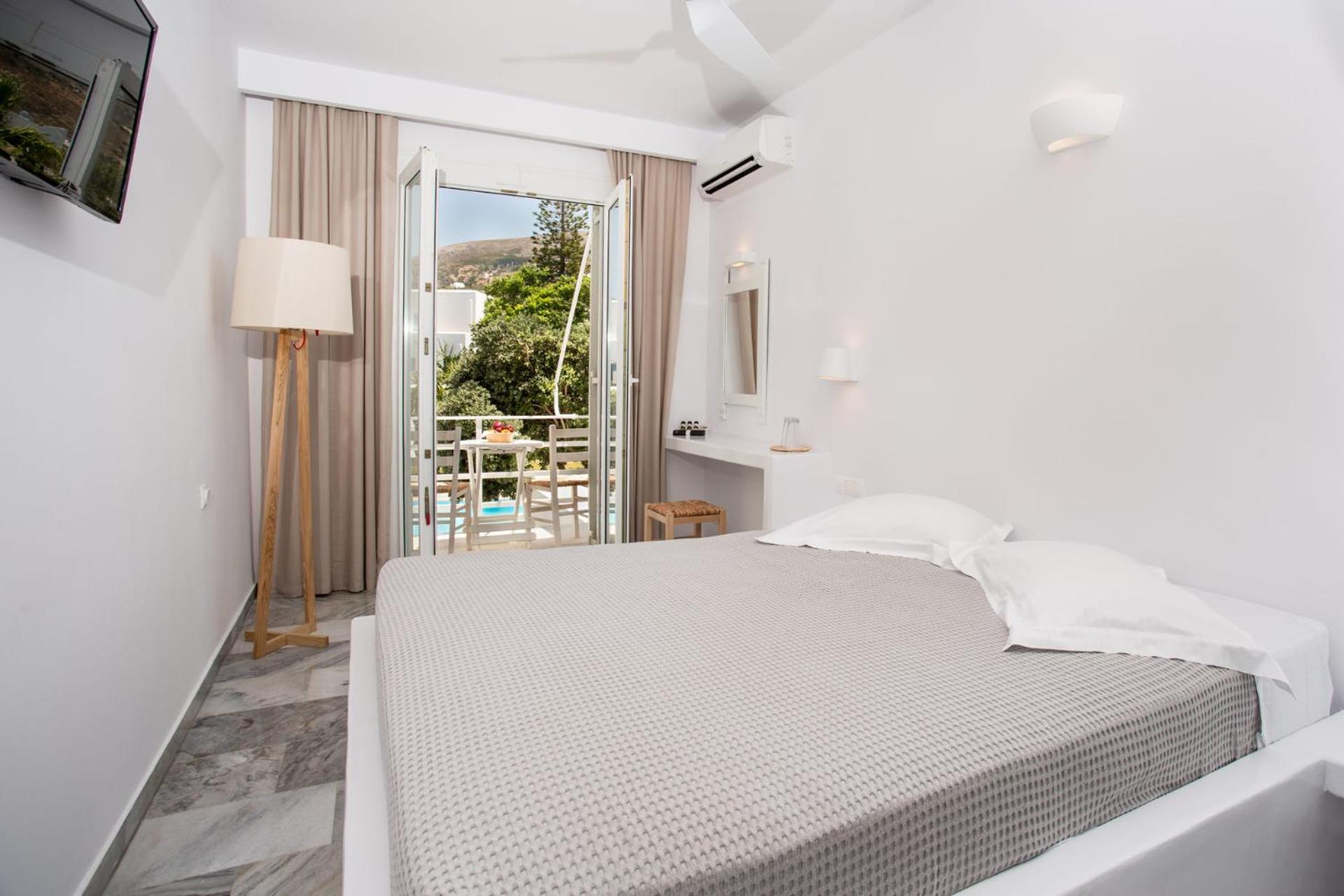 Superior, King Bed, Pool View