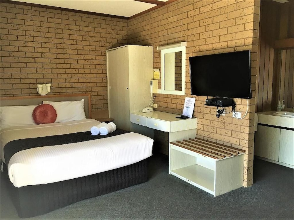 COUNTRY HOME MOTOR INN 10/28