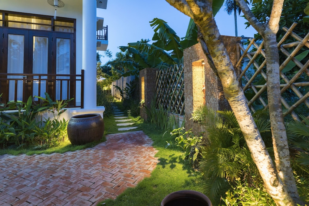 Riverside Hamlet Homestay & Villas 60/68
