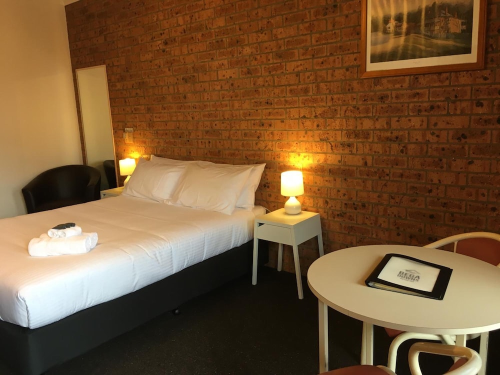 Bega Downs Motor Inn 24/44