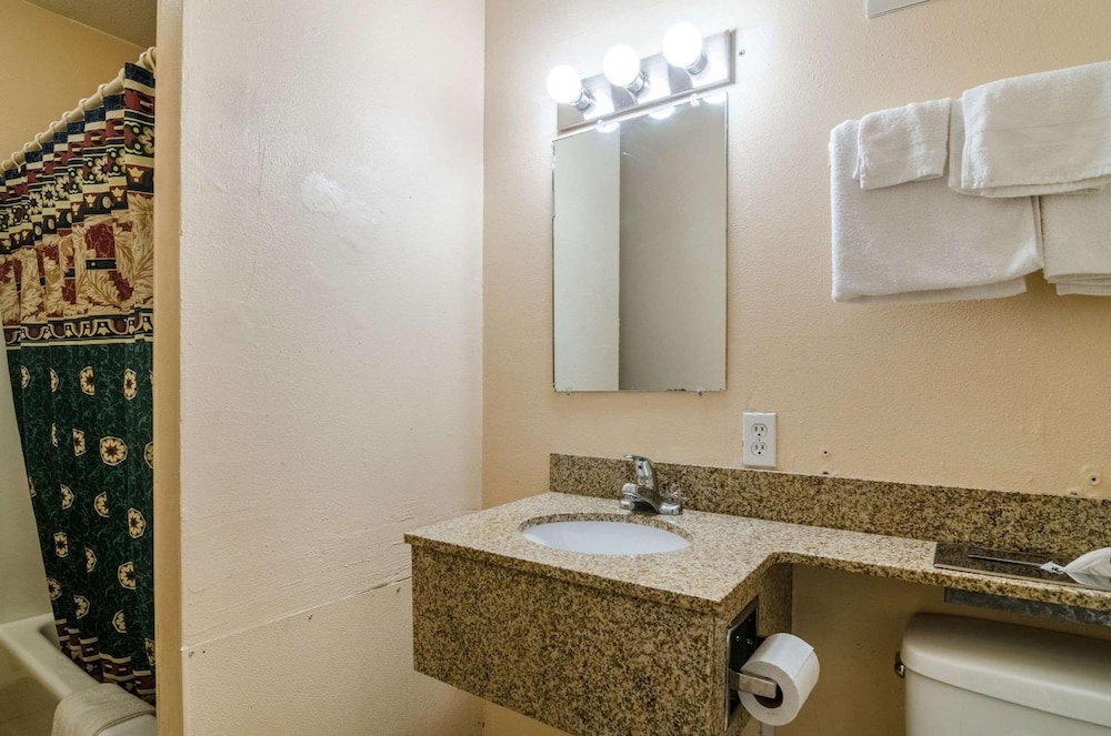 Executive Inn Dodge City, KS (ex Rodeway Inn) 24/34