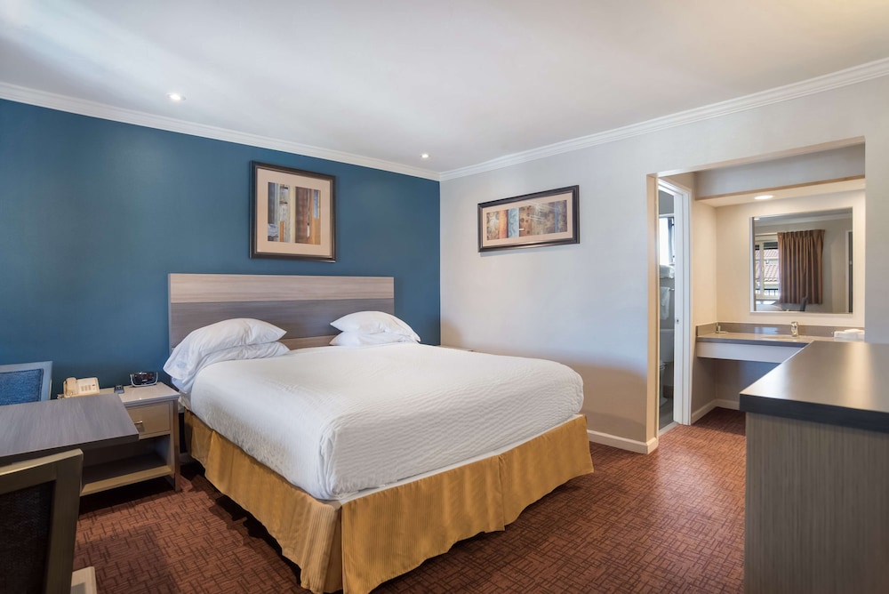 Standard, King Bed, SureStay Hotel by Best Western San Rafael 4/8